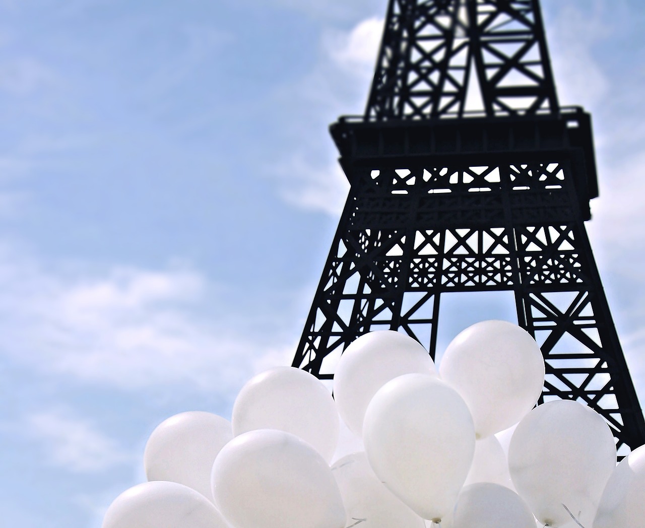 eiffel tower ballons balloons free photo