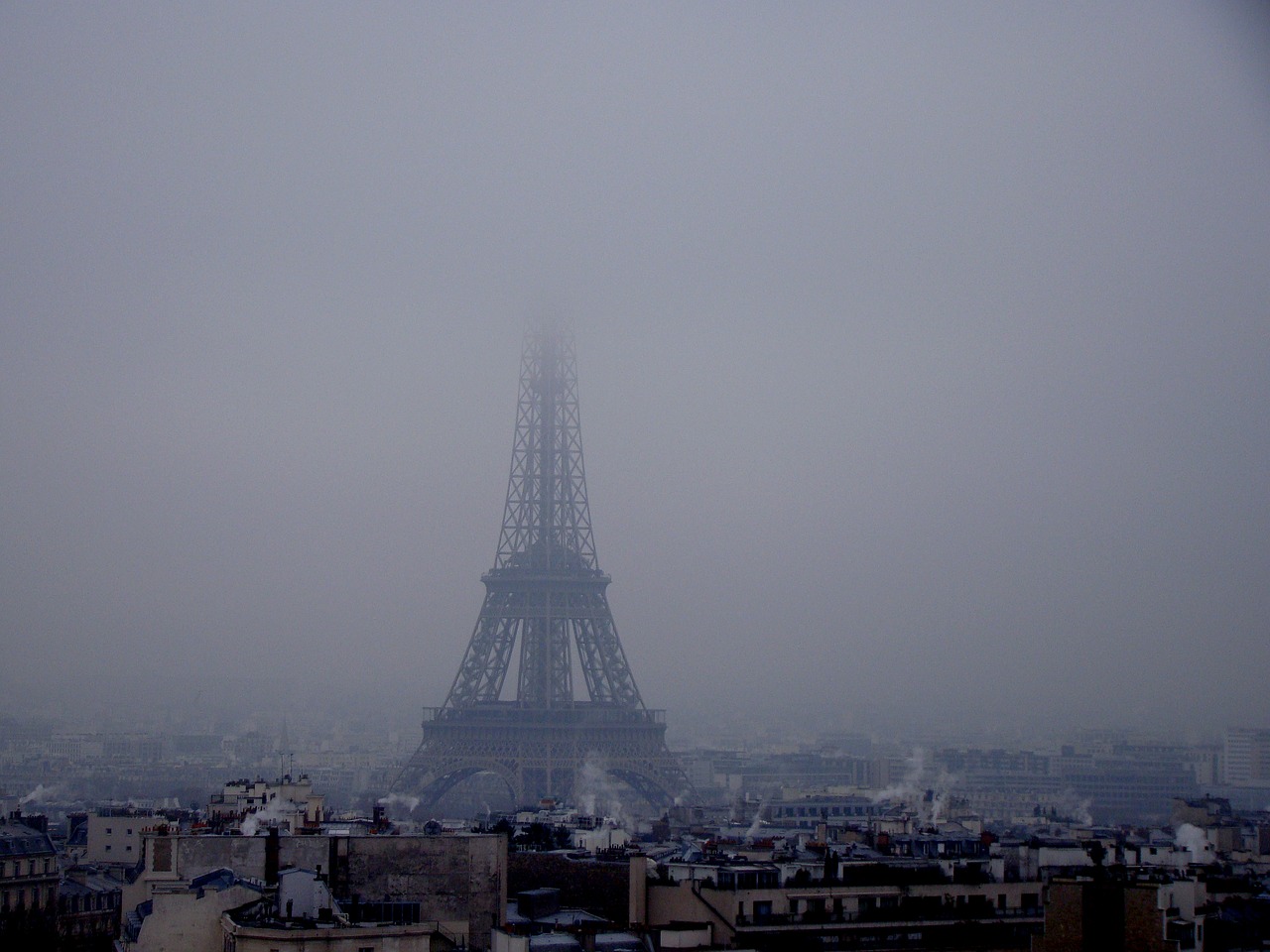 eiffel tower fog snow free photo