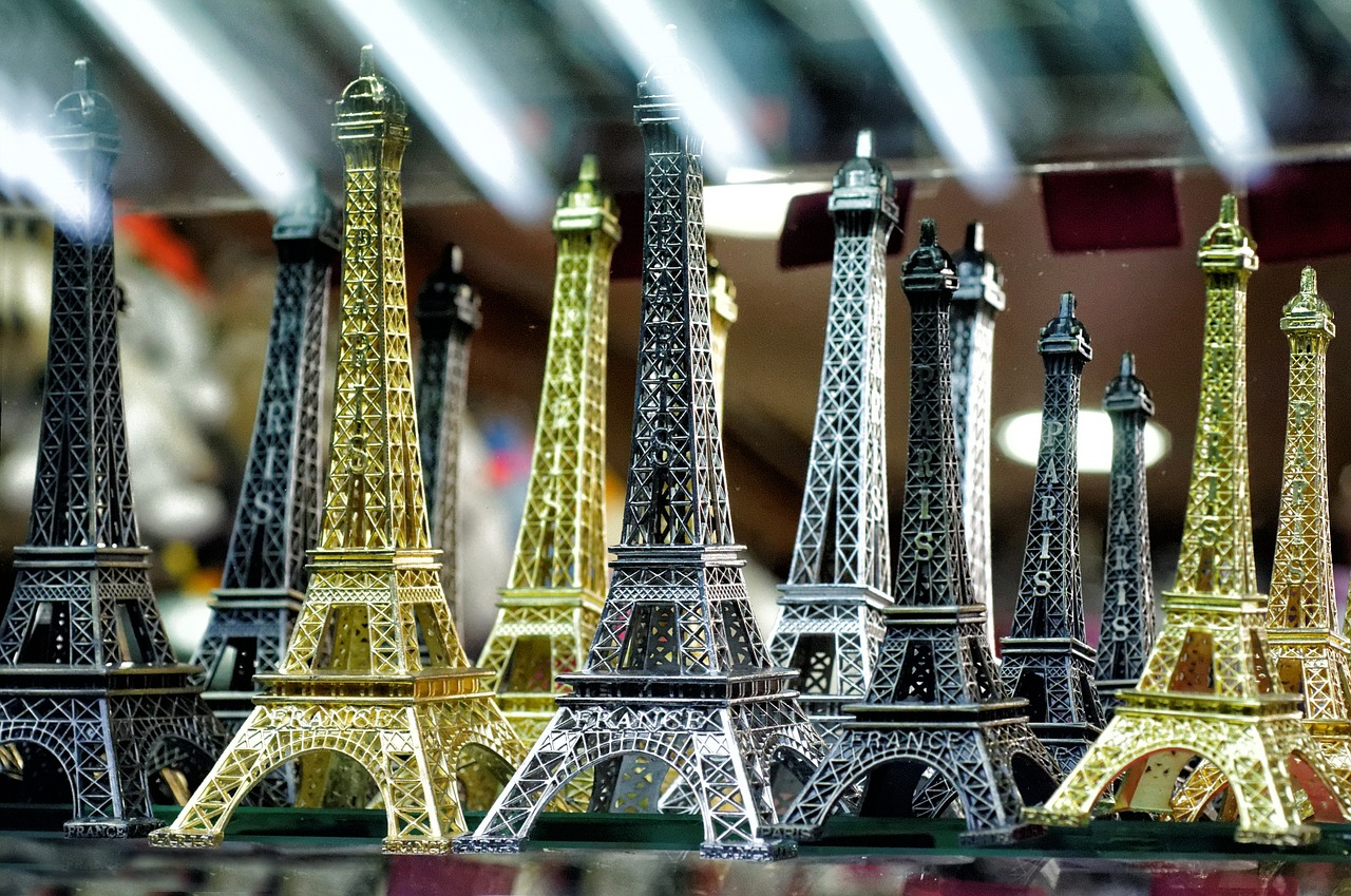 eiffel tower suvenirs christmas market free photo