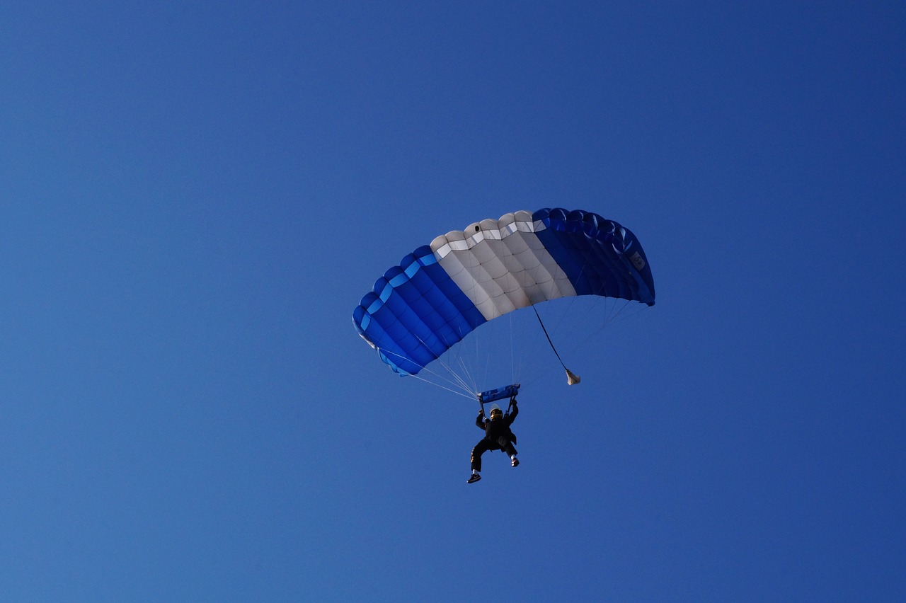 el salvador parachute falling down free photo