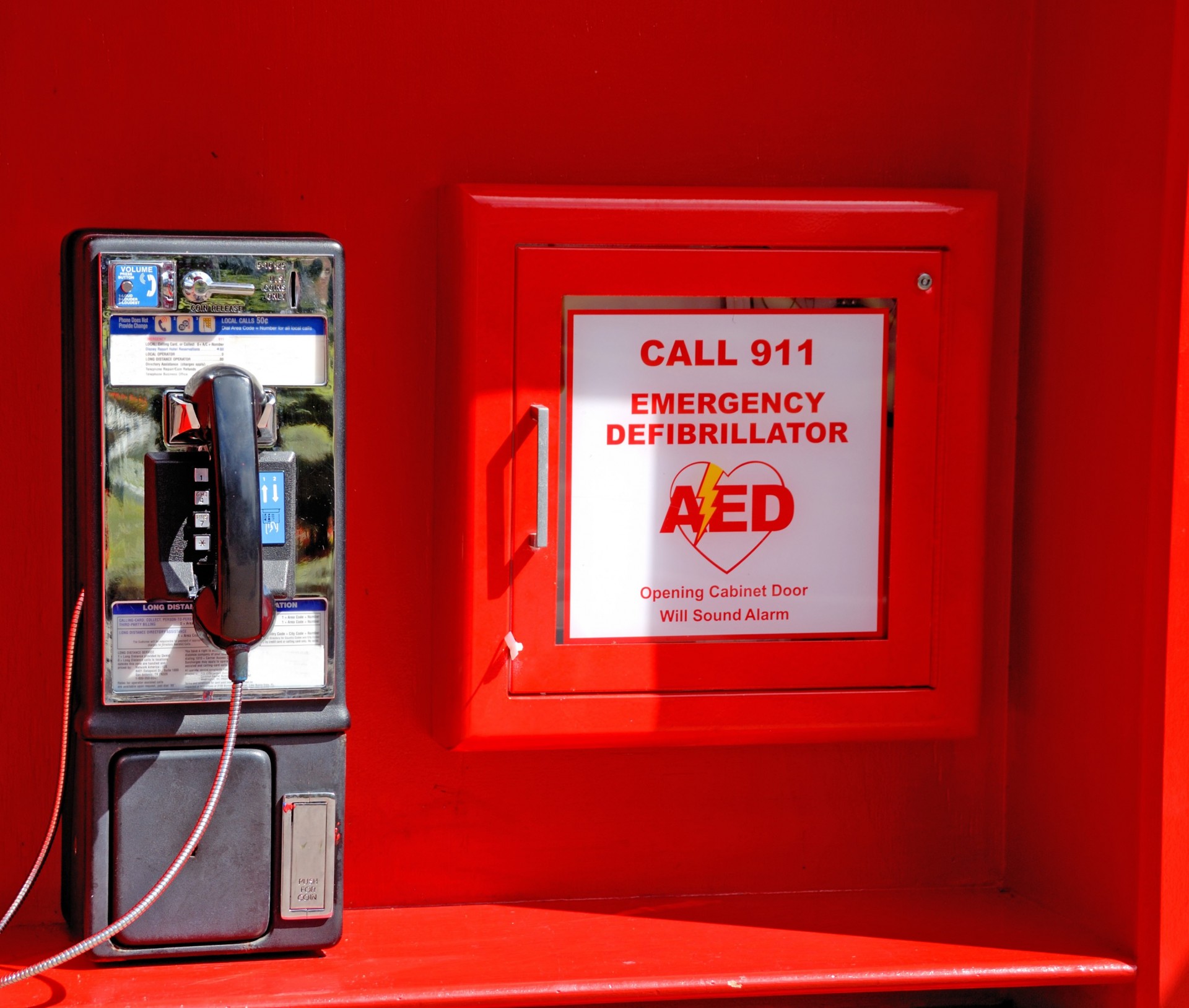 defibrillator emergency call booth free photo