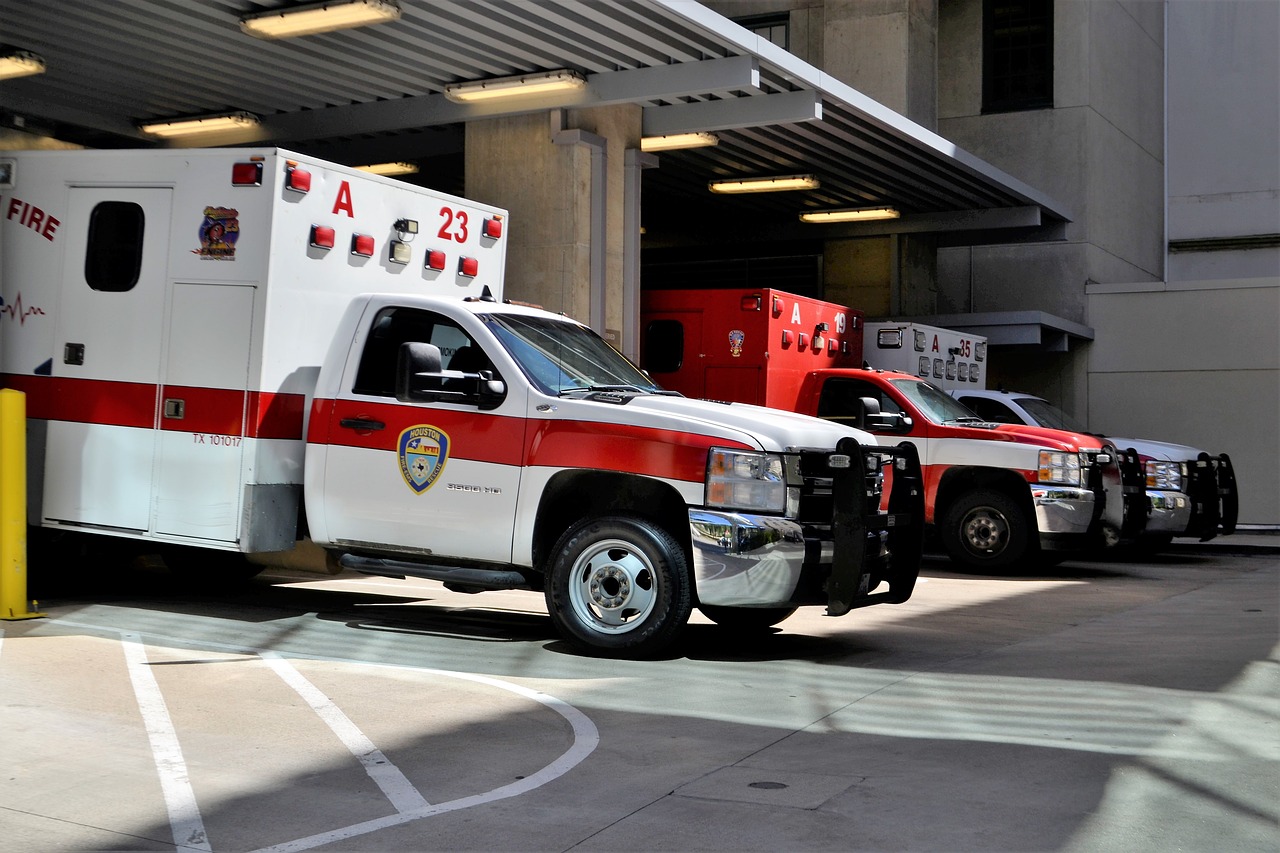 emergency room  hospital  ambulance free photo