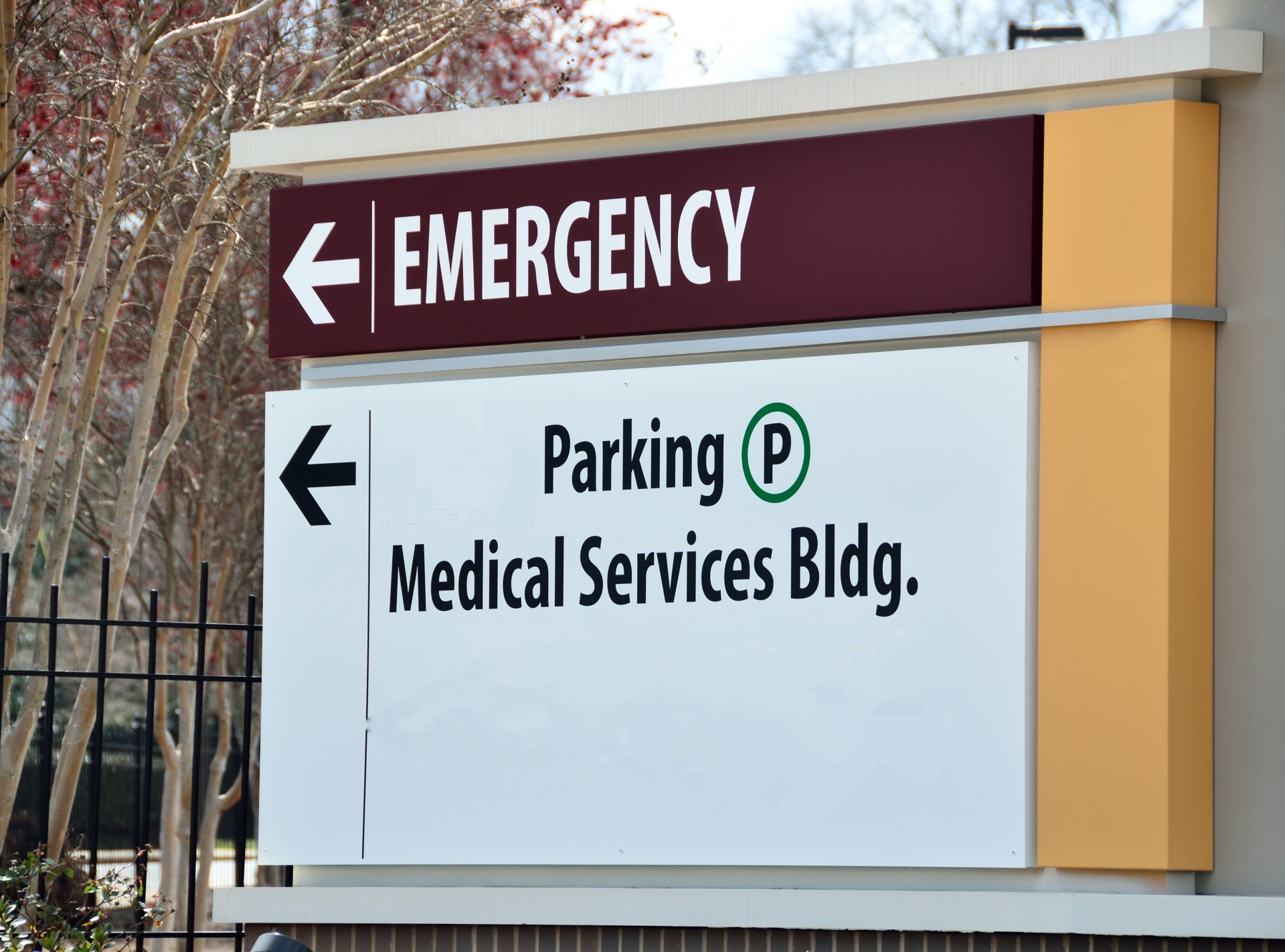 Hospital sign pointing to emergency room and parking. 