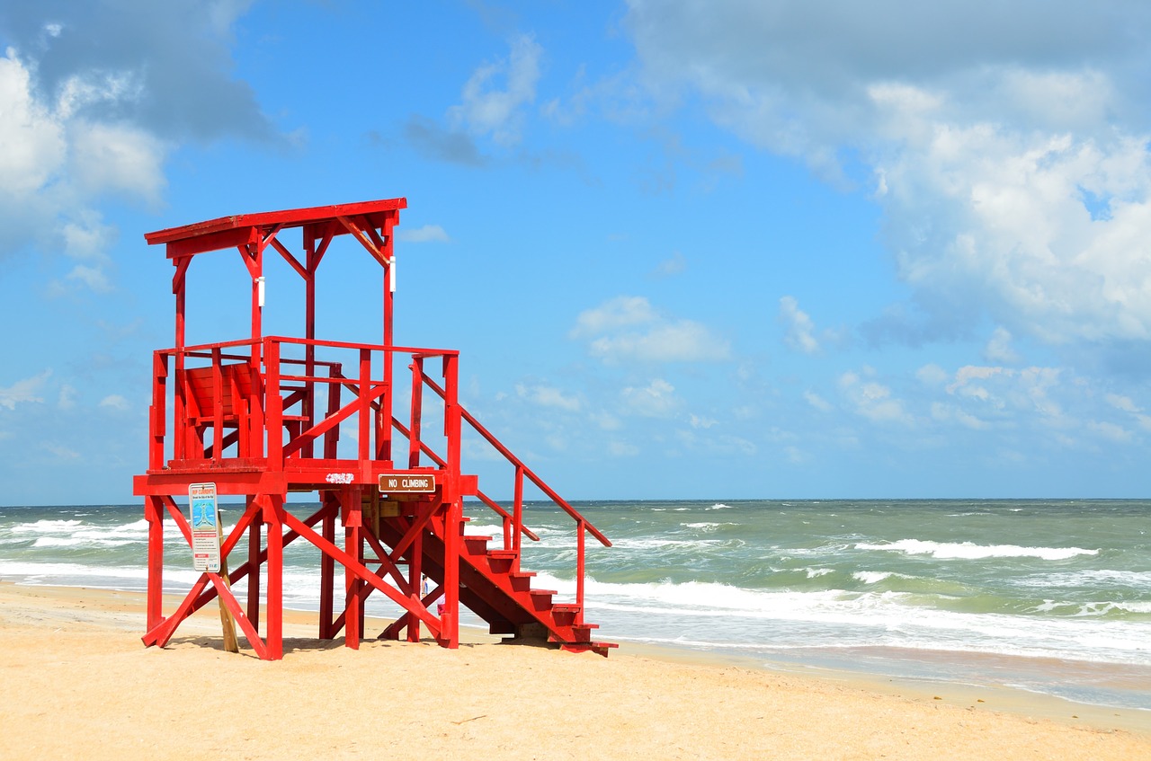 empty life guard stand free photo