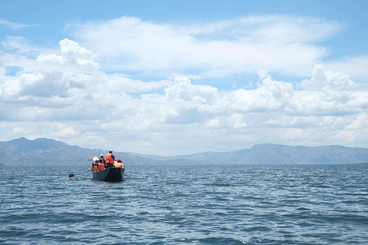 erhai lake in yunnan province tourism free photo