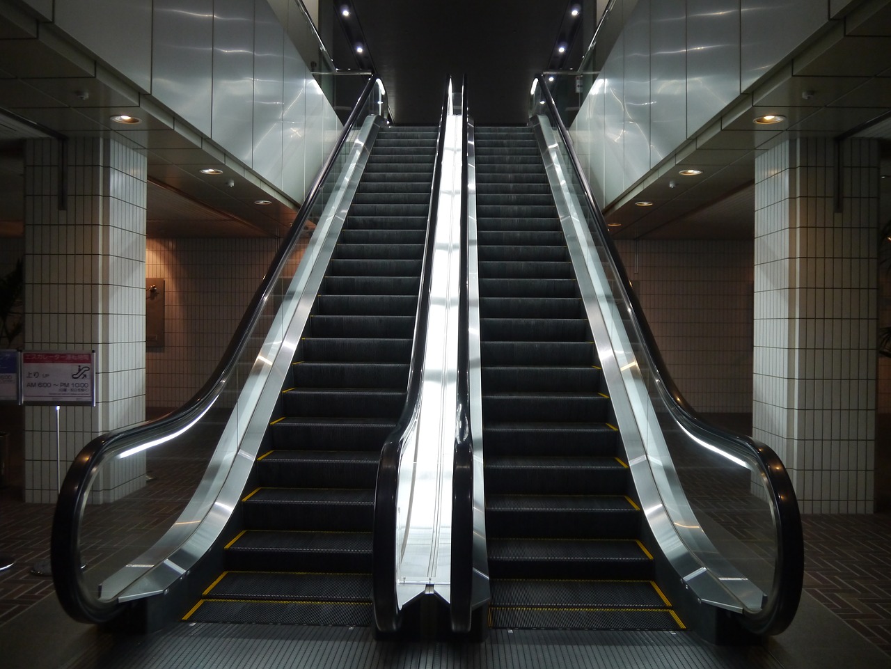 escalator entrance toshiba free photo