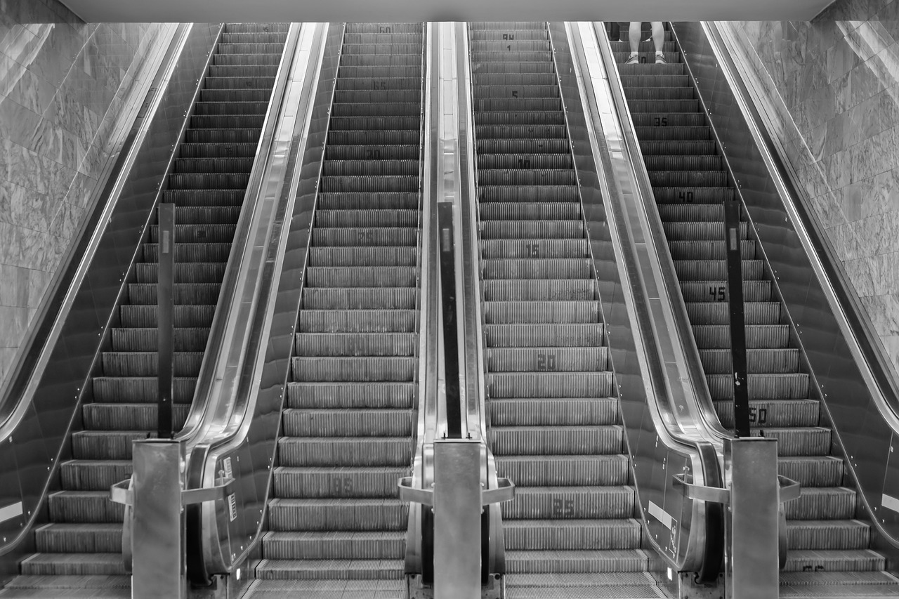 escalator  metro  city free photo