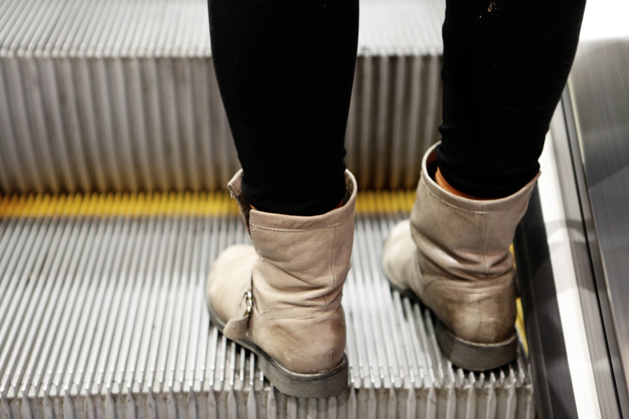 escalator boot feet free photo