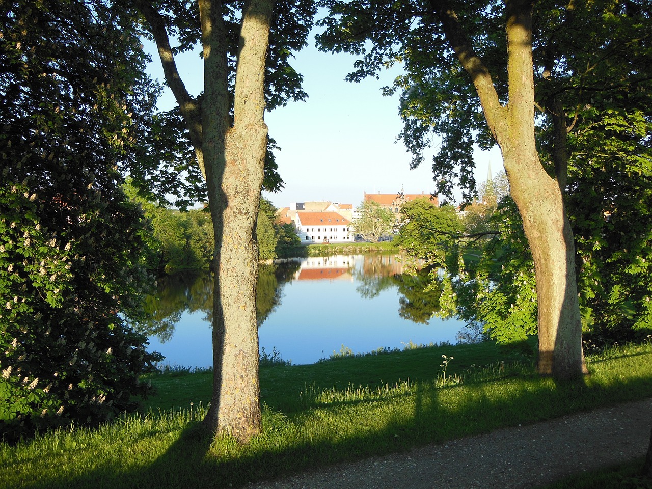 evening atmosphere castle lake city free photo