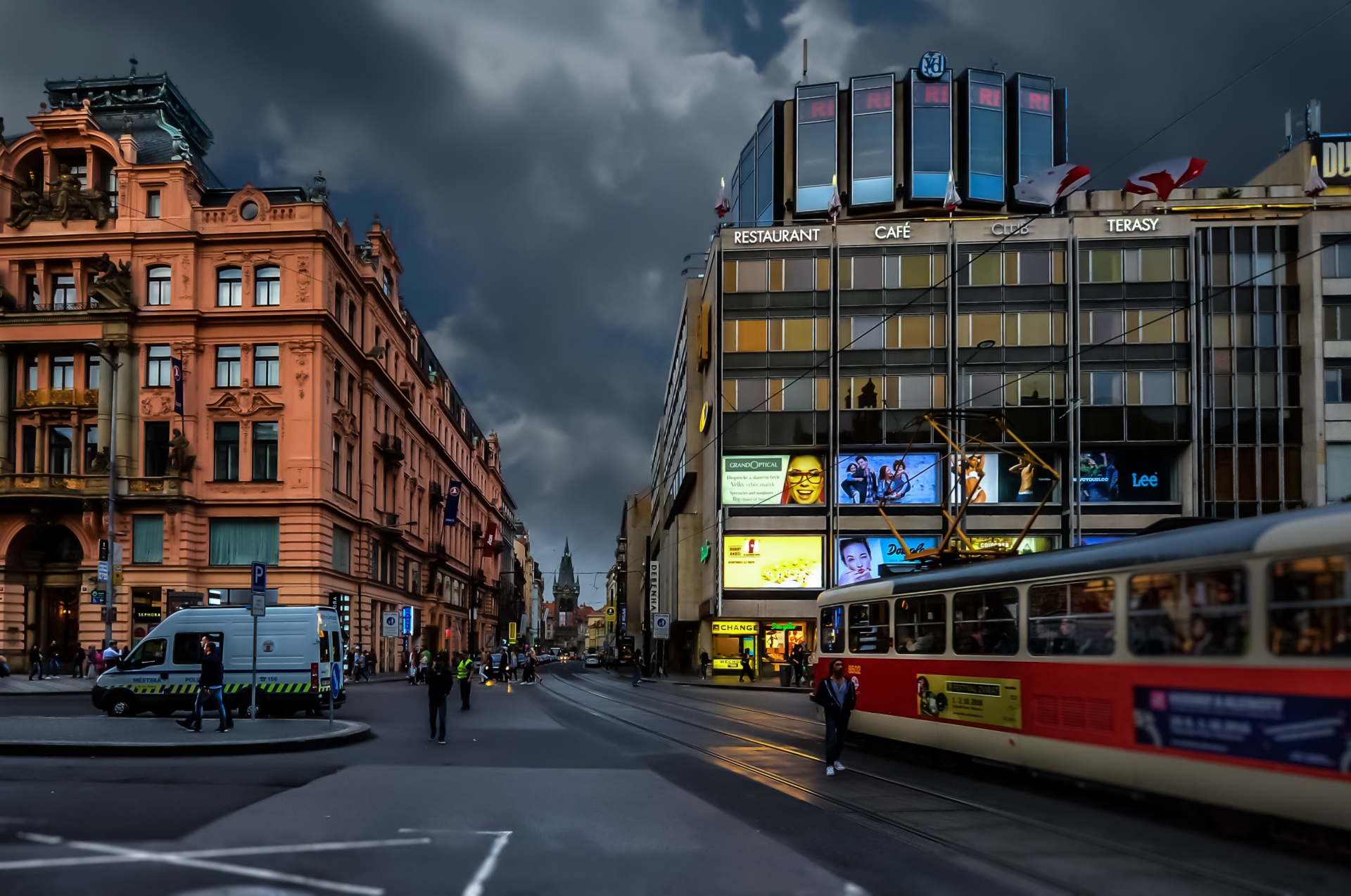 prague evening bus free photo