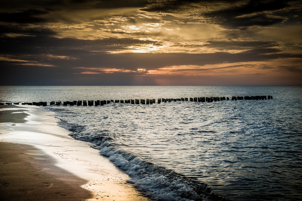 Включи dark beach. Балтийское море фото. Небо Балтийское море. Фото побережья Балтийского моря вечером. Бердянский волнолом.