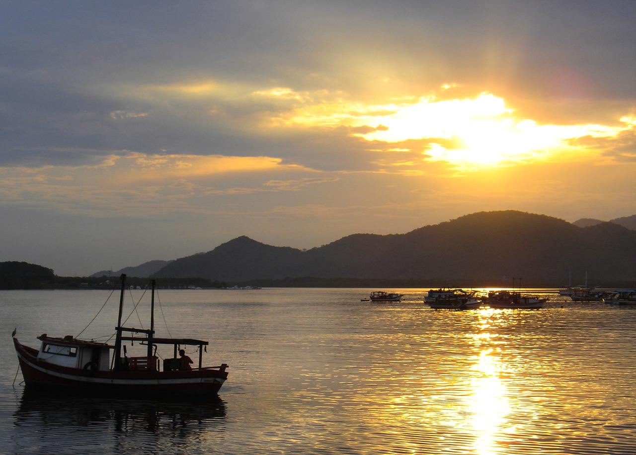 eventide mar boat free photo