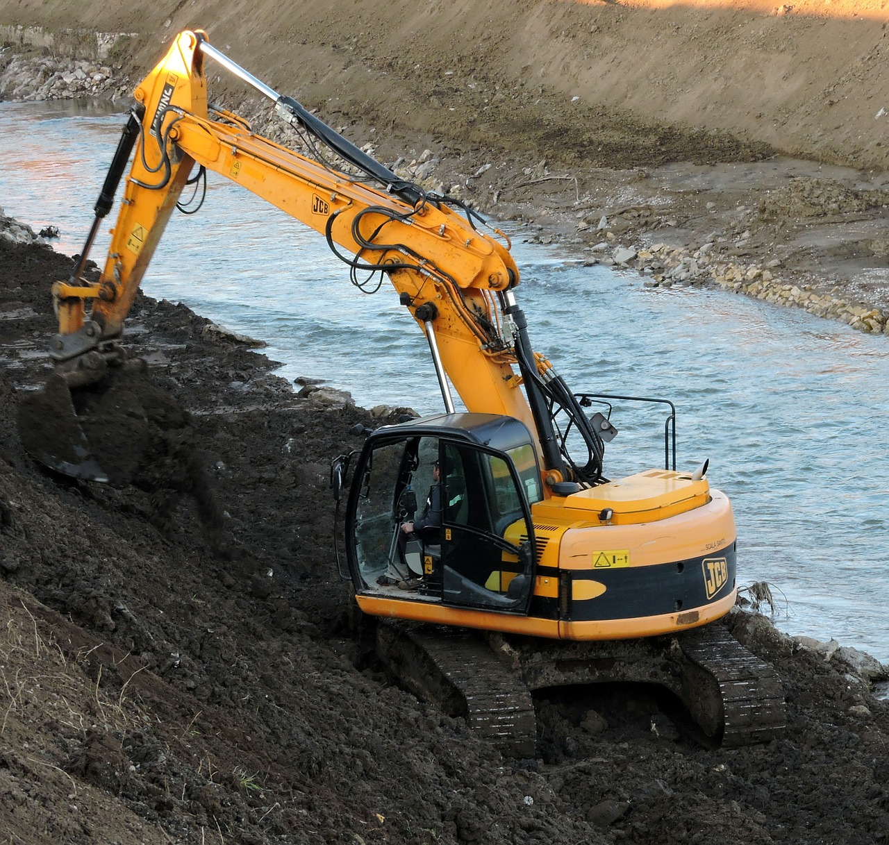 excavator river torrent free photo