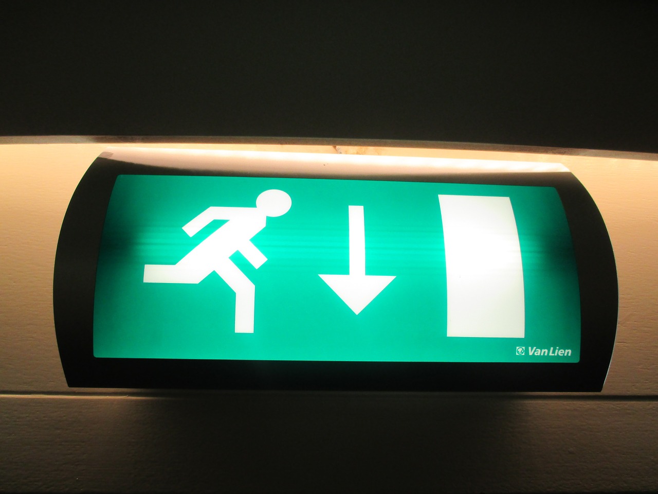 exit emergency sign free photo