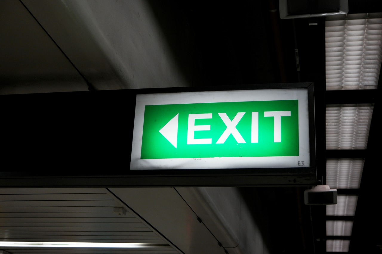 exit sign symbol free photo