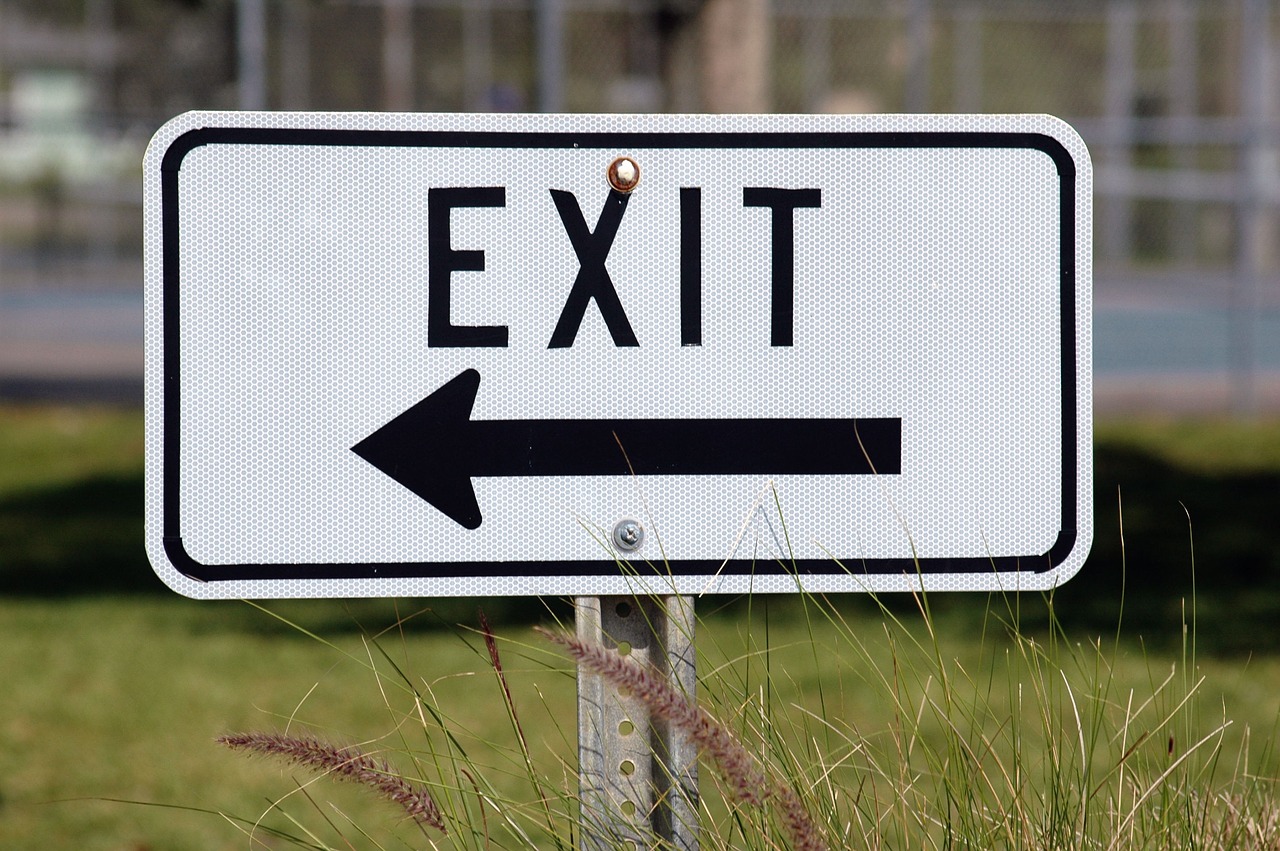 exit sign sign direction free photo