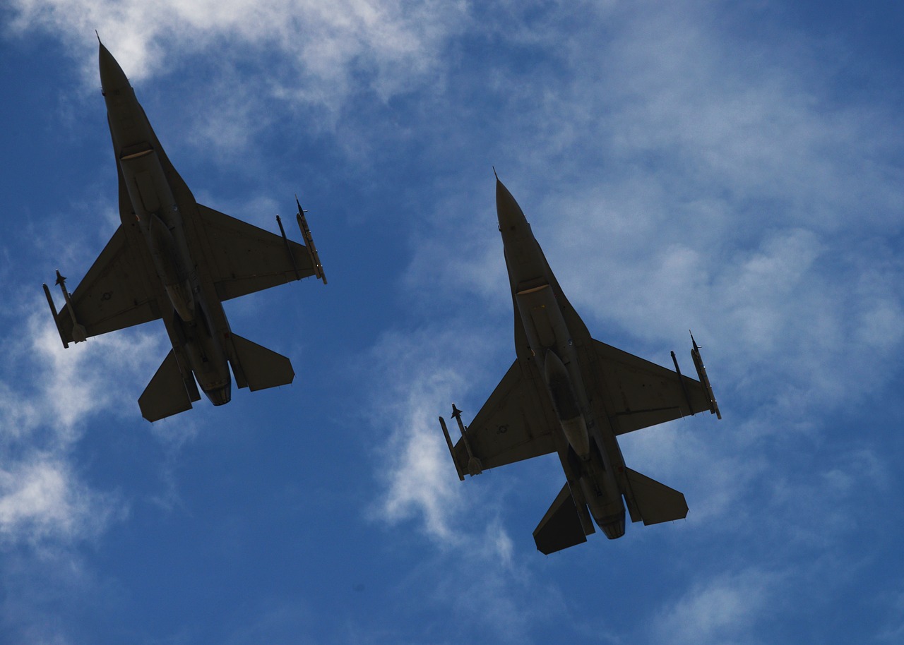 f-16 formation flight training free photo