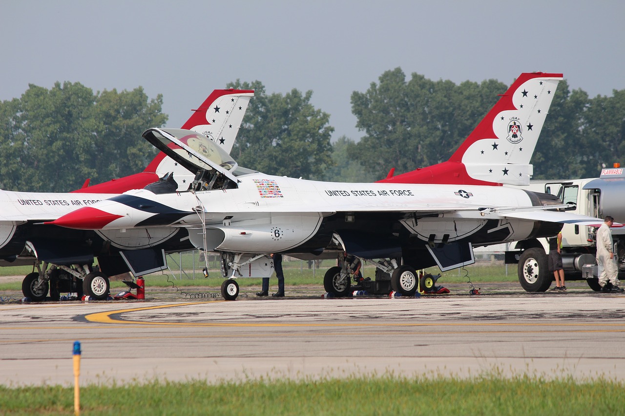 f-16  thunderbirds  jet fighter free photo