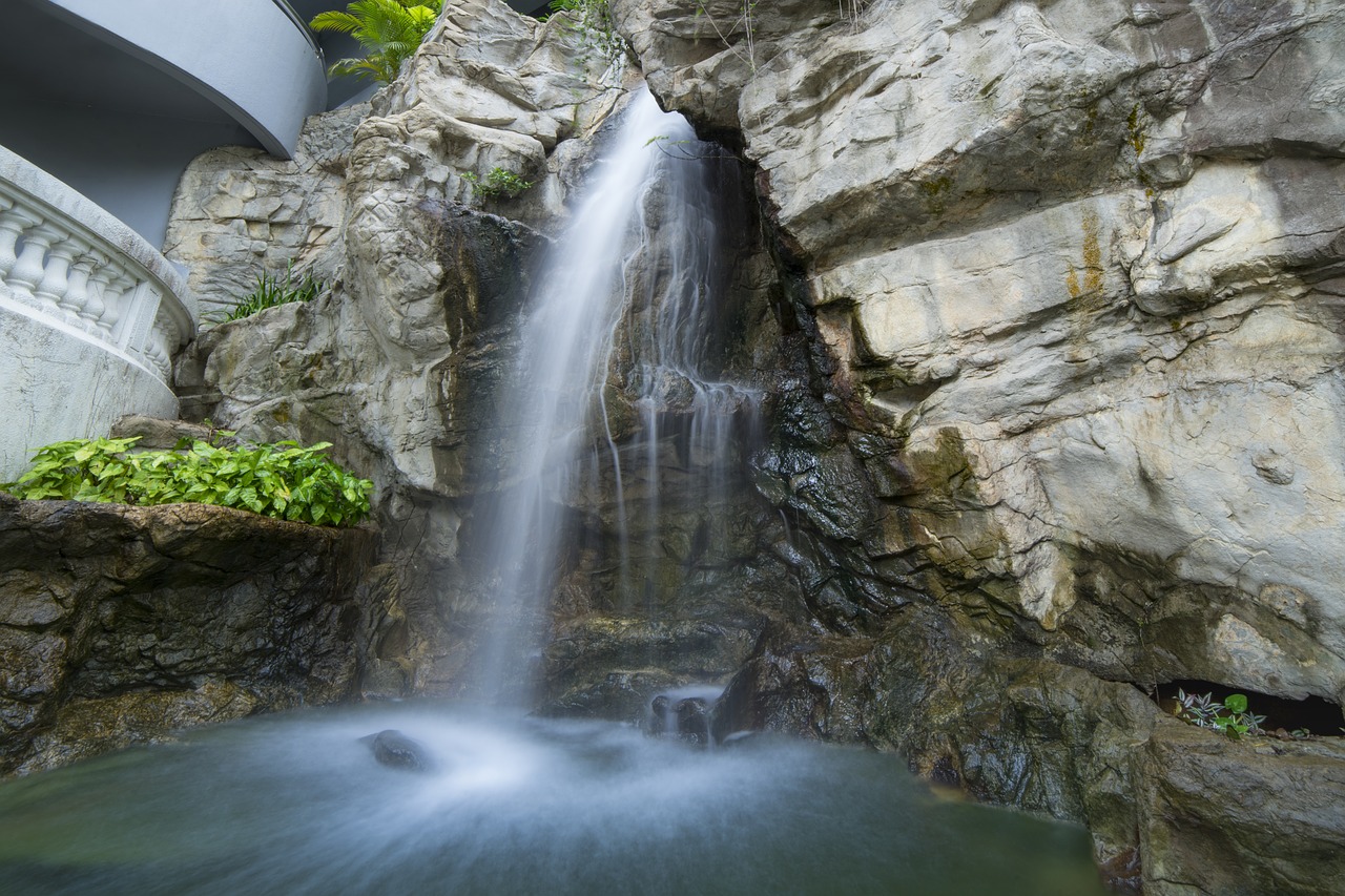 Водопады рядом с Ханоем. Зеленый водопад. Мокрые камни водопада. Звук водопада.