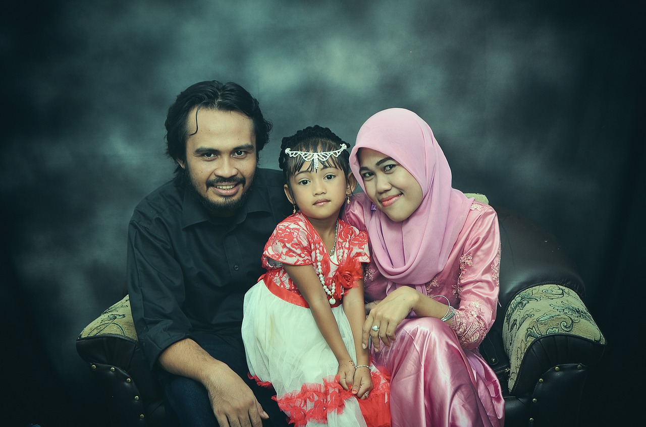 family indonesian indonesian women free photo