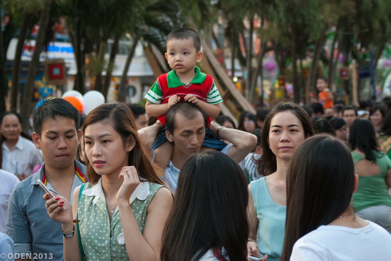 family crowded family home free photo