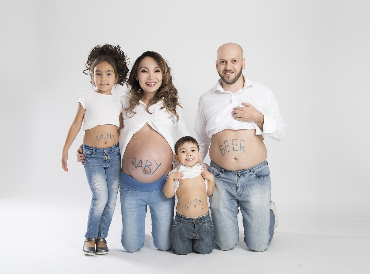 family  expecting third child  pregnant free photo