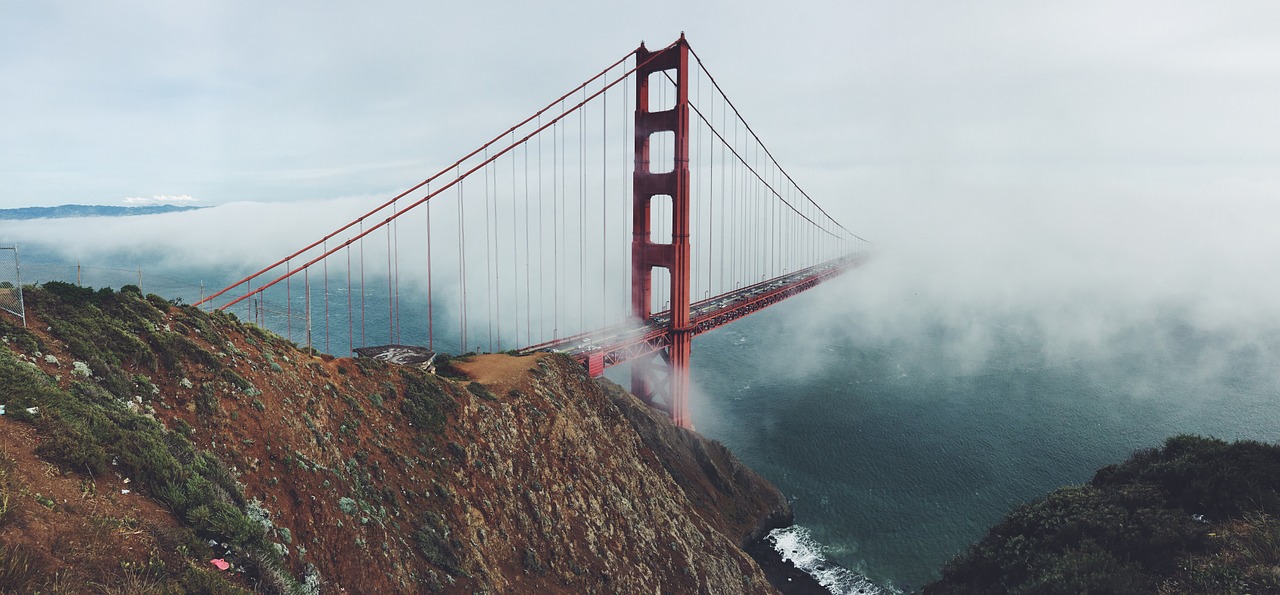 famous suspension bridge free photo