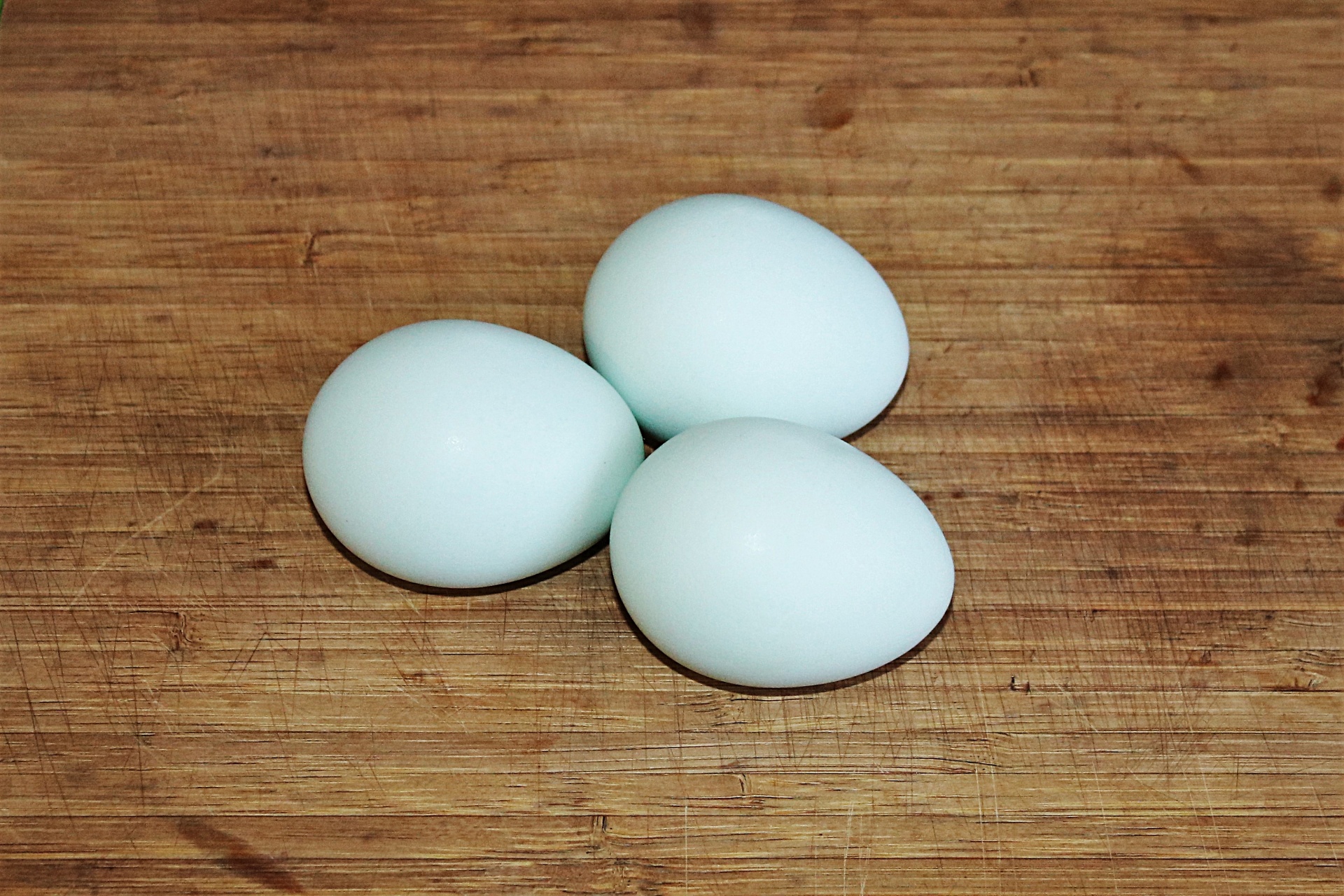 Обтянутые яйца. Яйцо куриное. Зелёные куриные яйца. Три яйца. Три куриных яйца.