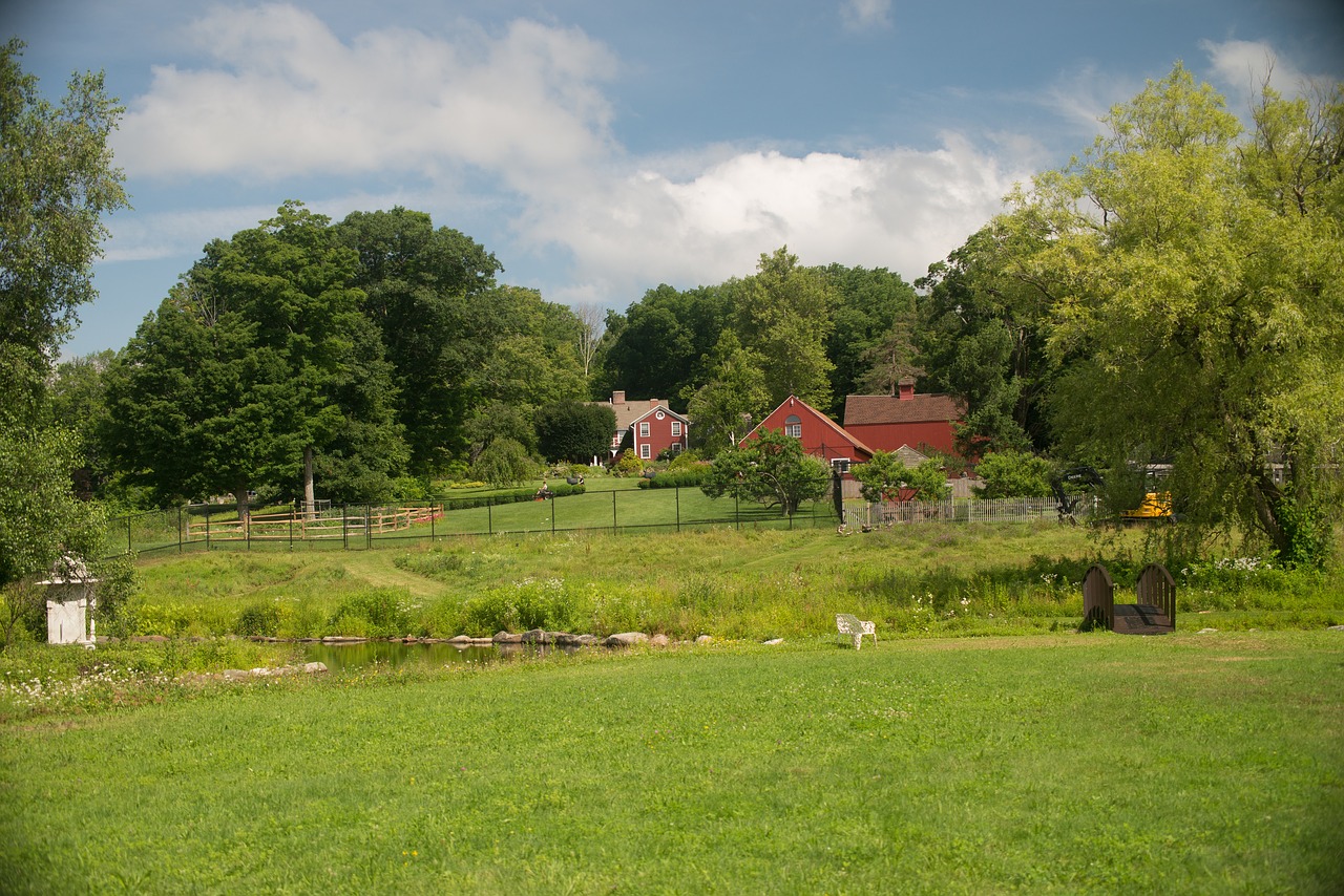 farm house green countryside free photo