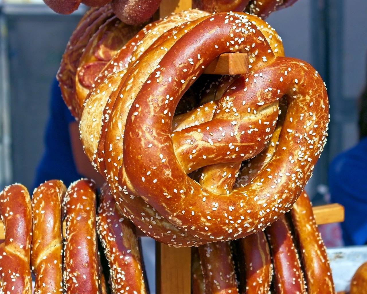 farmers market pretzels  baked  pretzels free photo