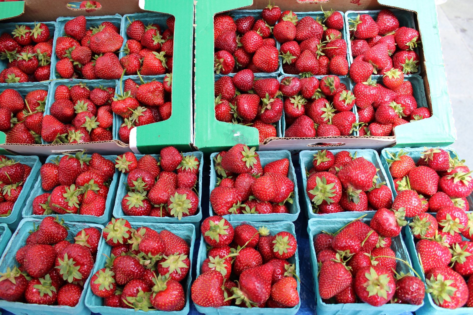 strawberries farmers market sale free photo