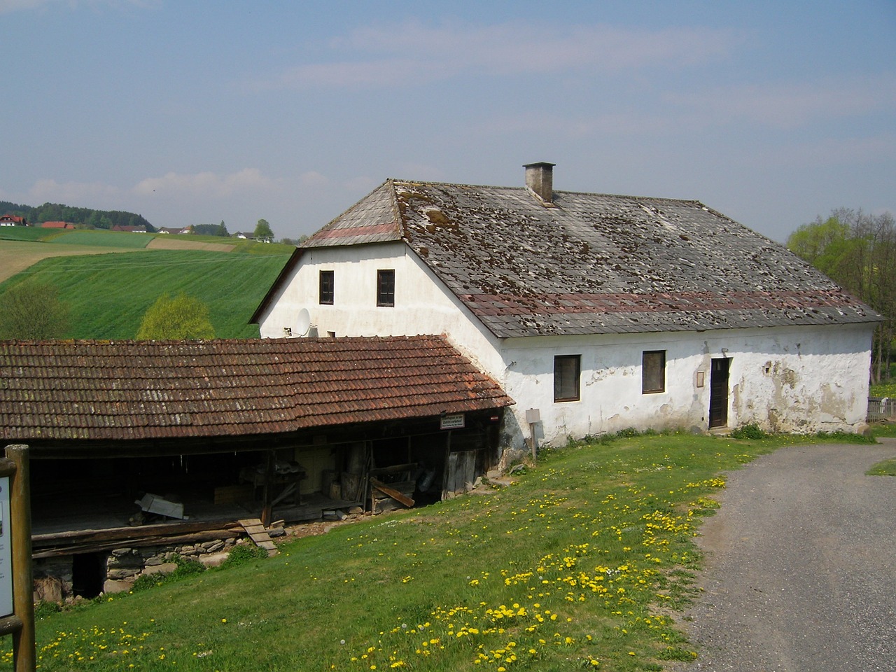 farmhouse barn building free photo