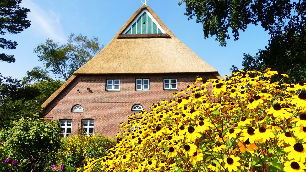 farmhouse  cottage garden  building free photo