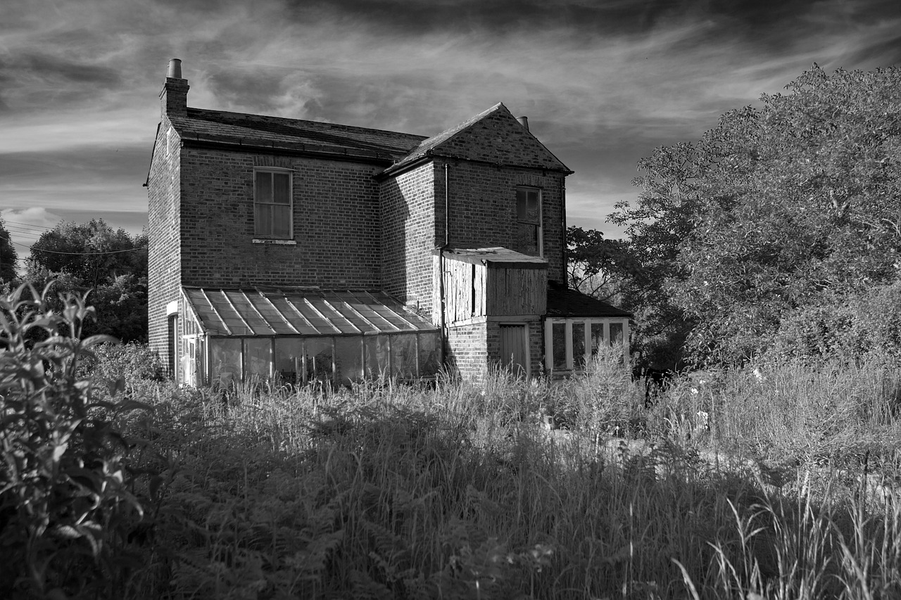 farmhouse abandoned neglect free photo