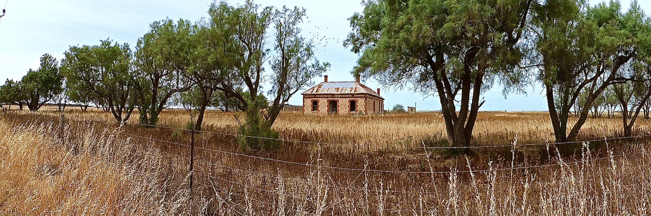 farmhouse abandoned deserted free photo