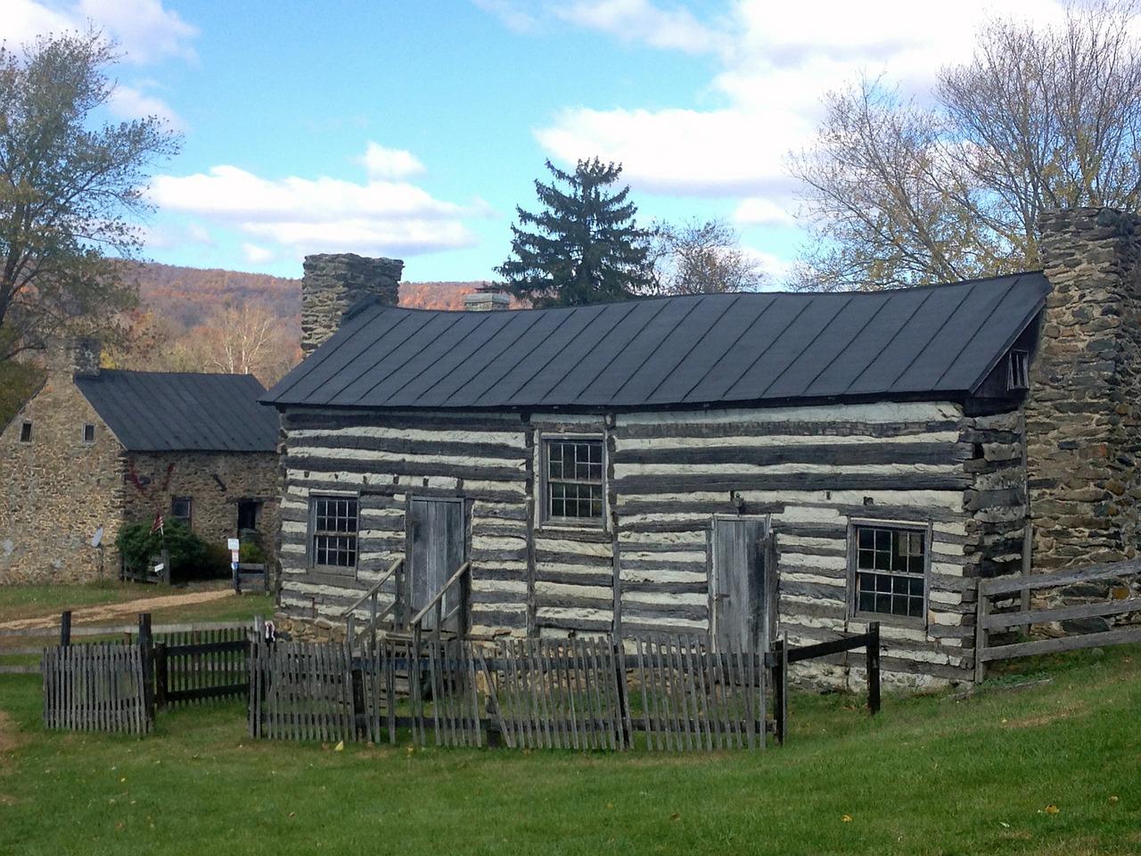 farmhouse rural old free photo