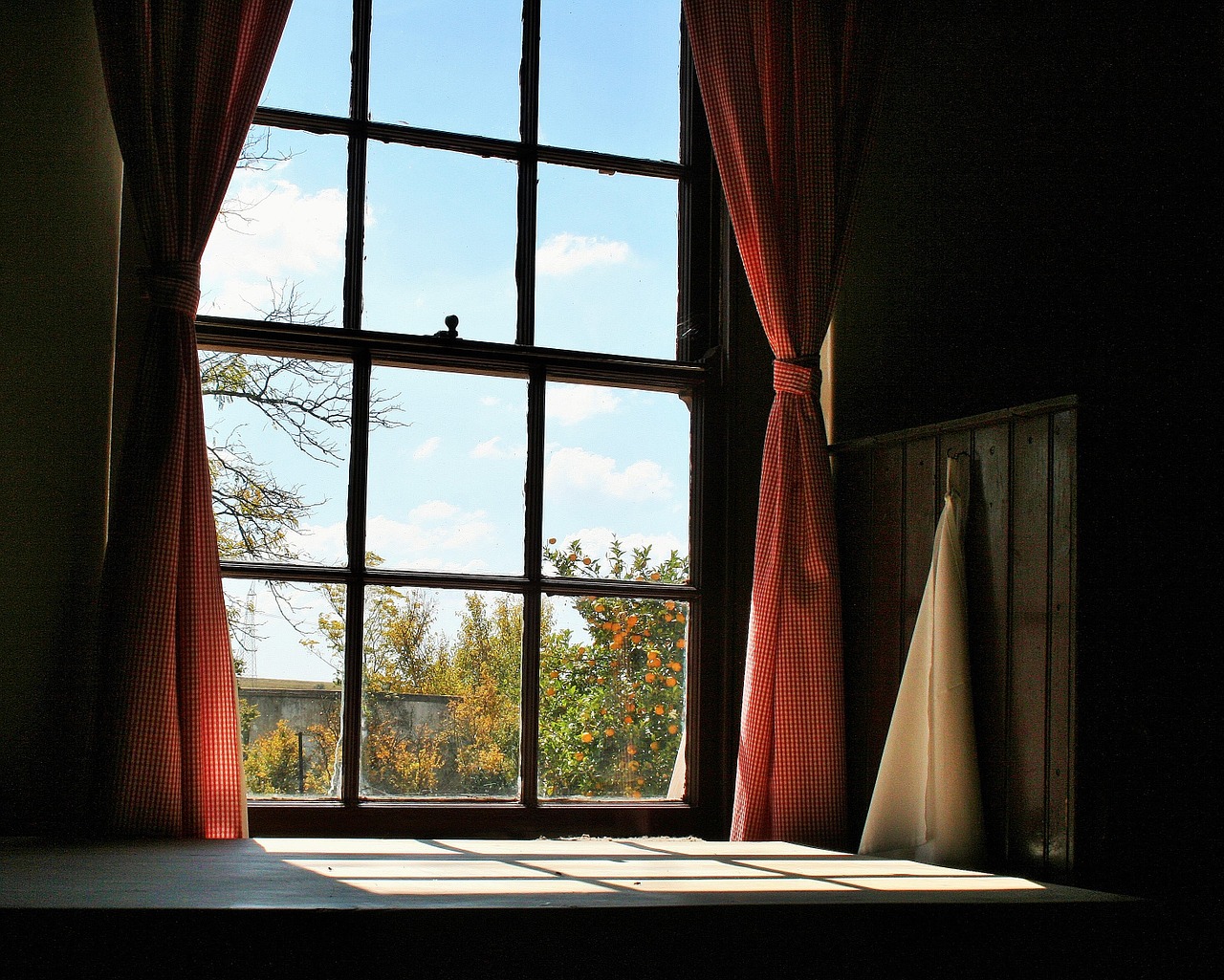 farmhouse window window frame free photo