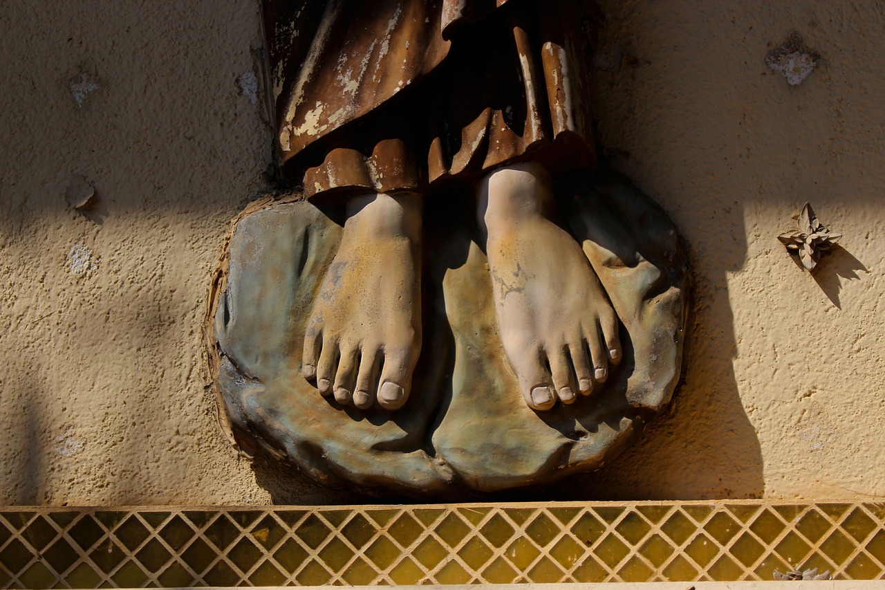 feet statue sculpture free photo