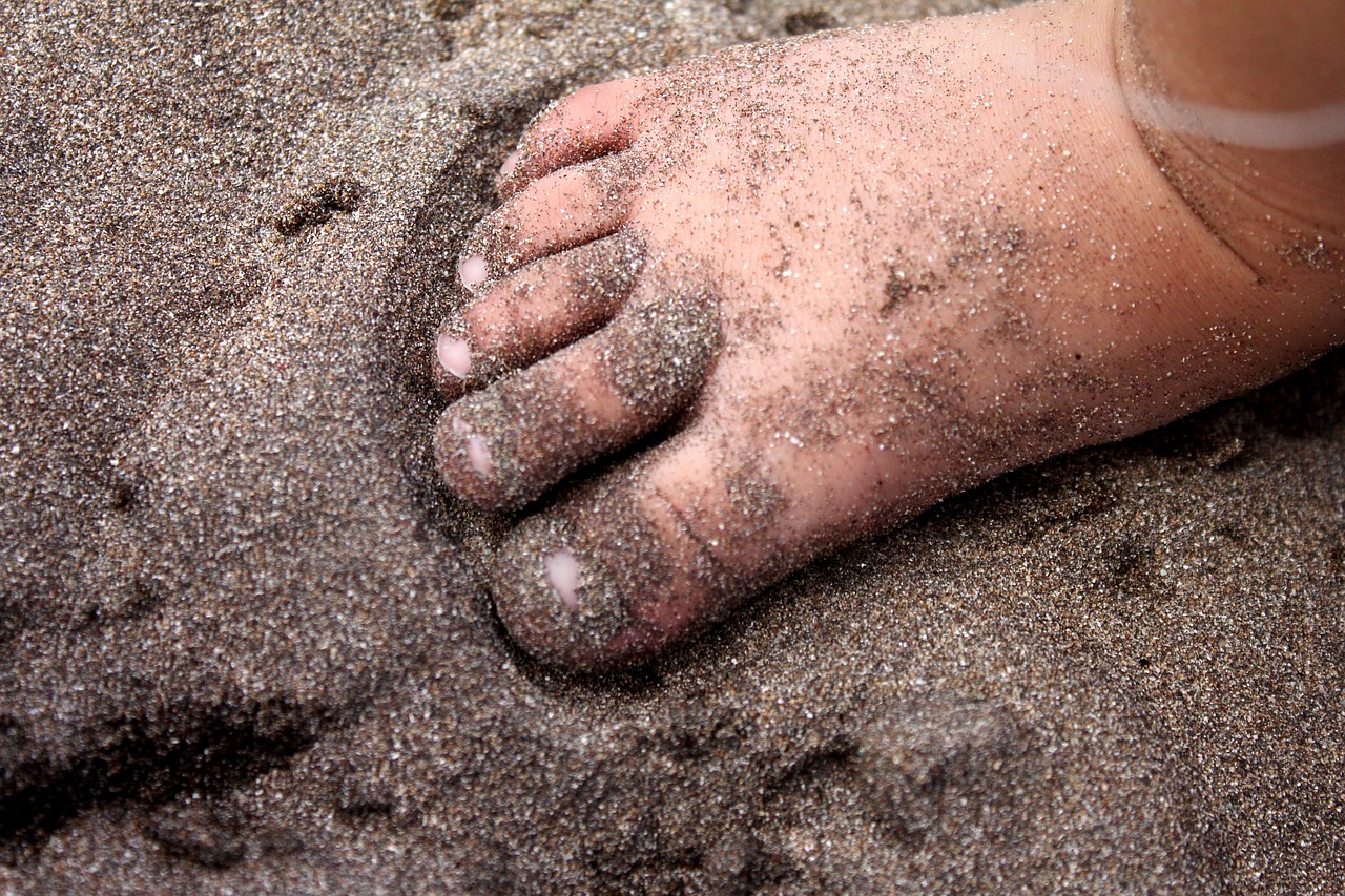 feet bebe sand free photo