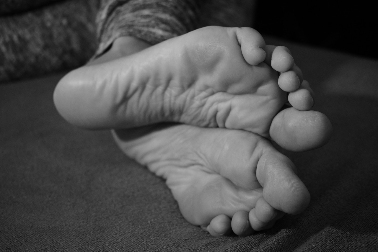 feet barefoot soles of the feet free photo