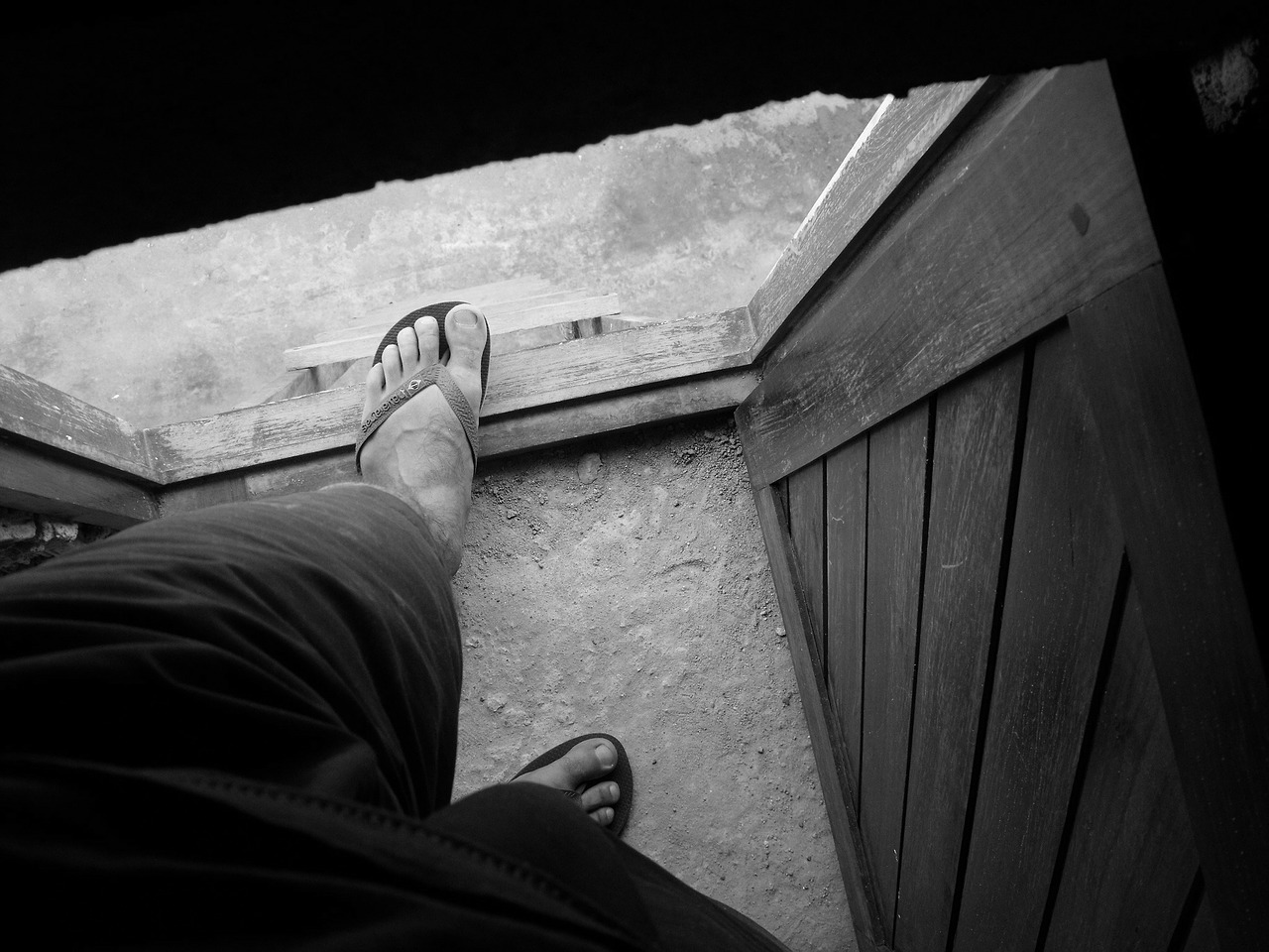 feet output door free photo