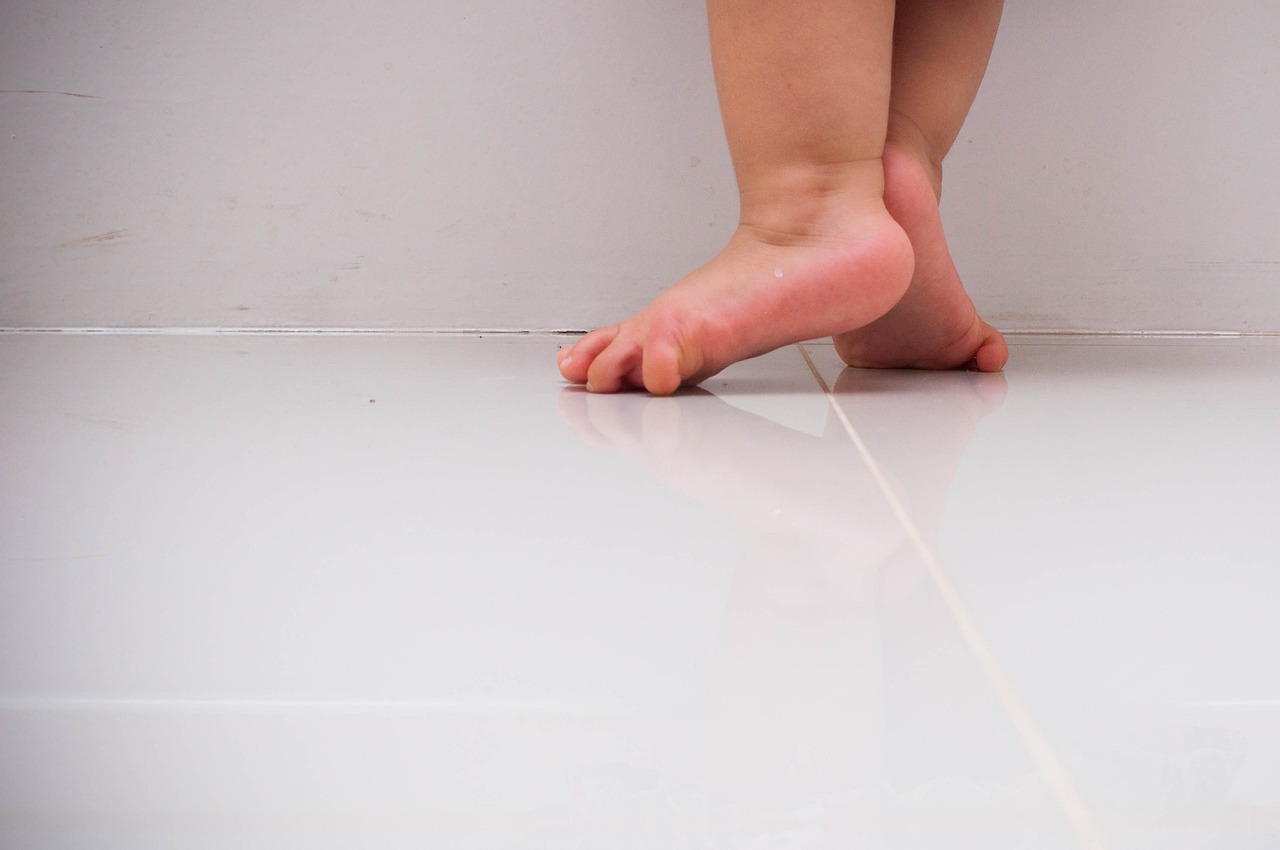 feet child barefoot free photo