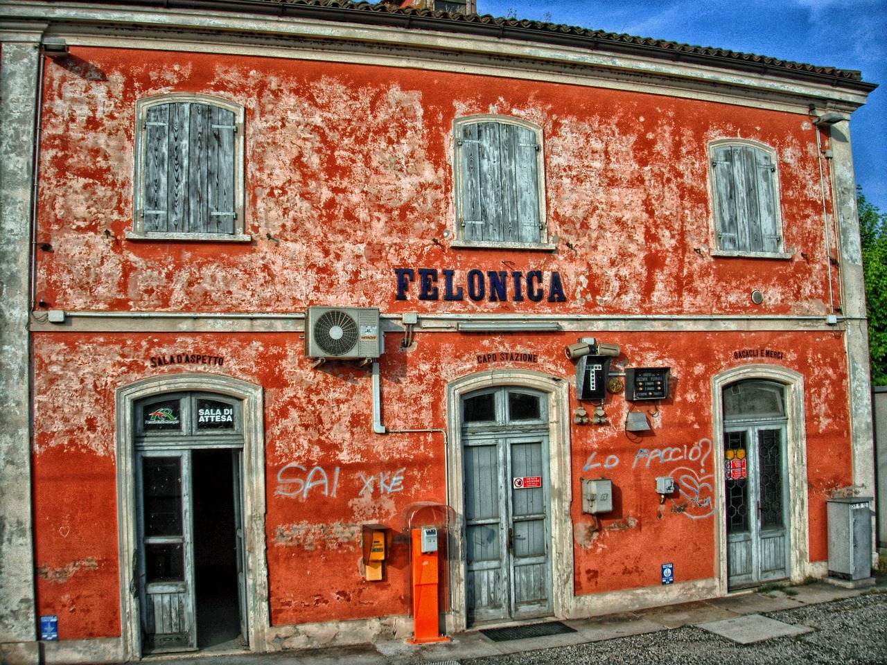 feloncia italy train station free photo