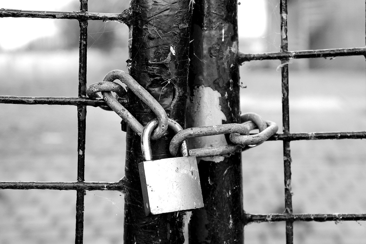 fence castle chain lock free photo