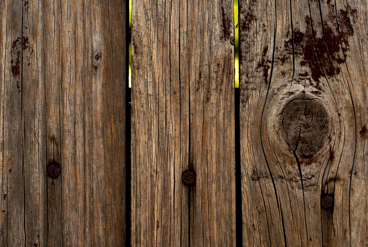 Дыра в деревянном заборе