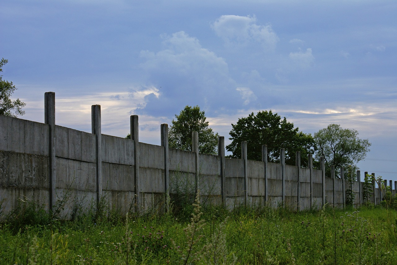 fencing concrete ugly free photo