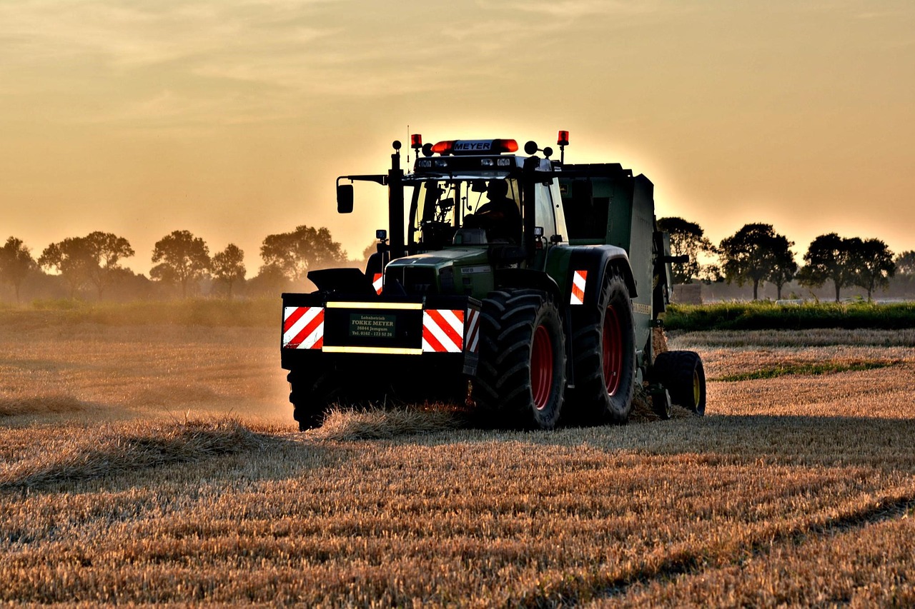 Пол трактора. Fendt 824. Трактор Фенд в поле. Самый большой трактор в поле. Машина фермера в поле.