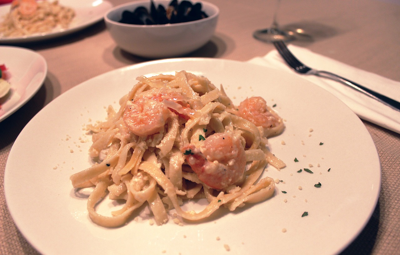 fettuccine shrimp fettuccine and shrimp free photo