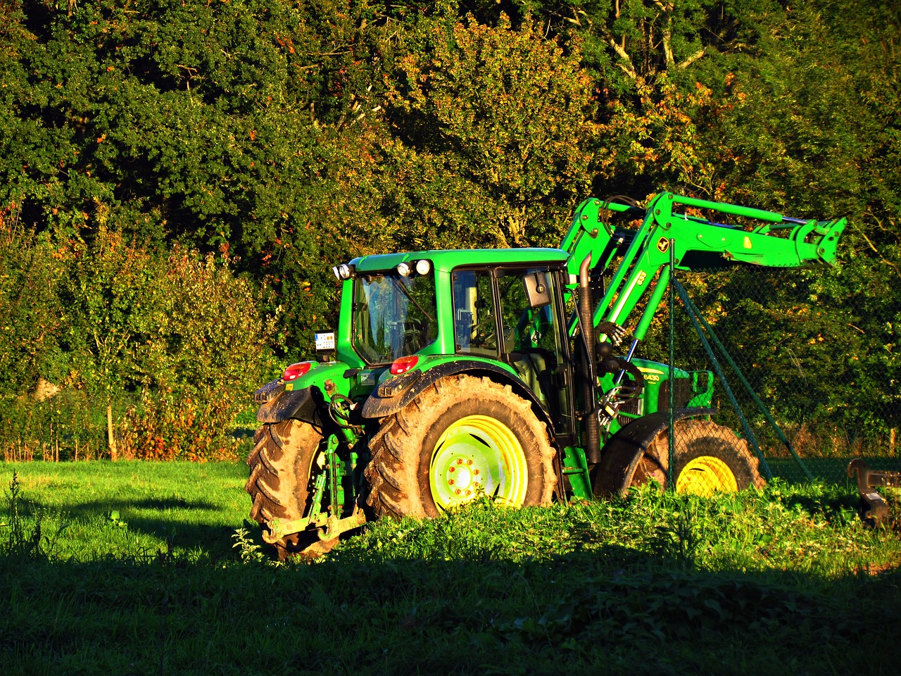 field tractor agriculture free photo