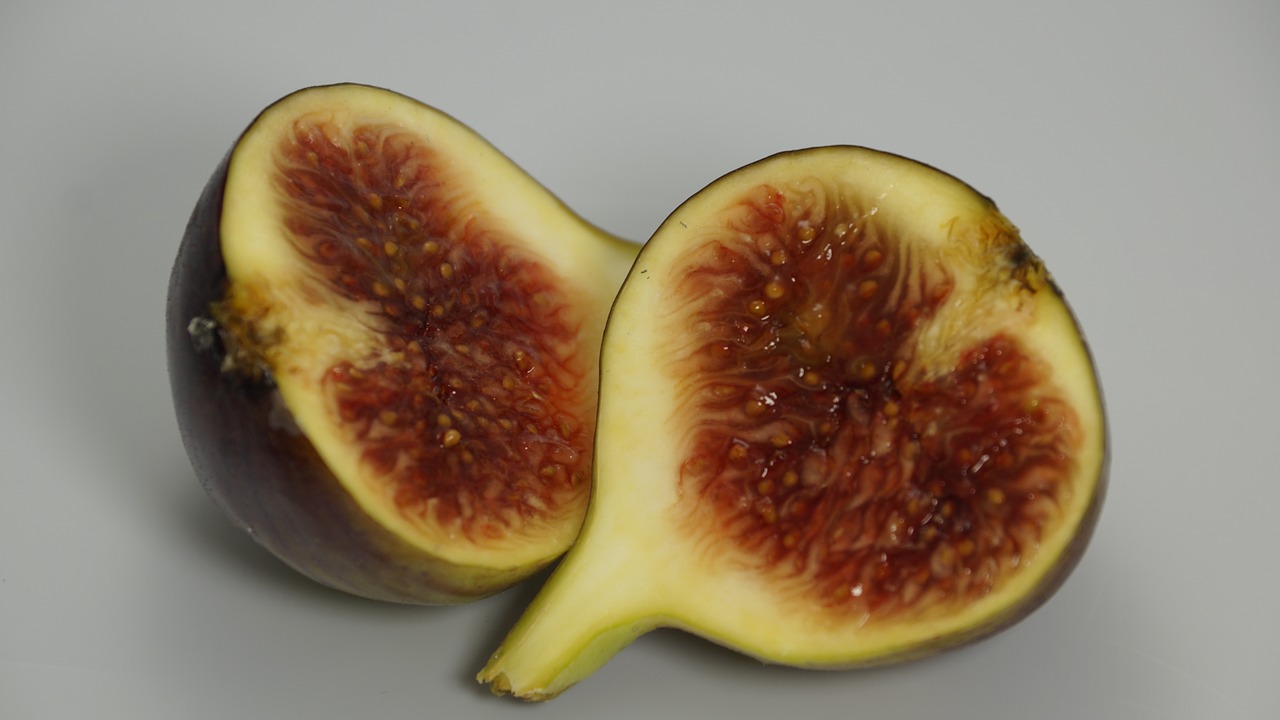 fig fruit cut free photo